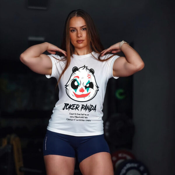 Atrévete a romper las reglas. Haz tuya la camiseta «Joker Panda» y luce un estilo irreverente con actitud.