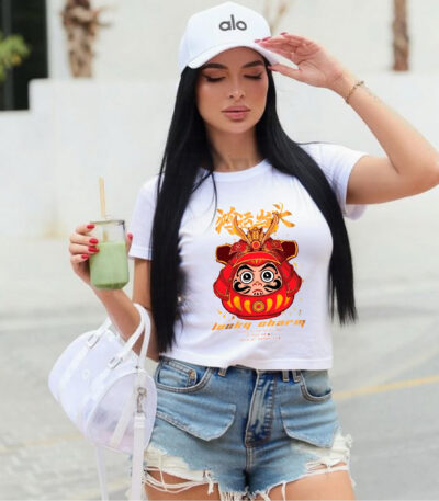 Camiseta Blanca Premium «Lucky Charm Daruma» – Estilo Asiático con Simbolismo de Suerte
