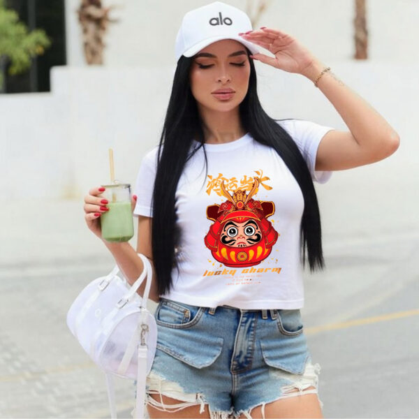 Camiseta Blanca Premium «Lucky Charm Daruma» – Estilo Asiático con Simbolismo de Suerte